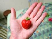 Play Jigsaw: strawberry hand now